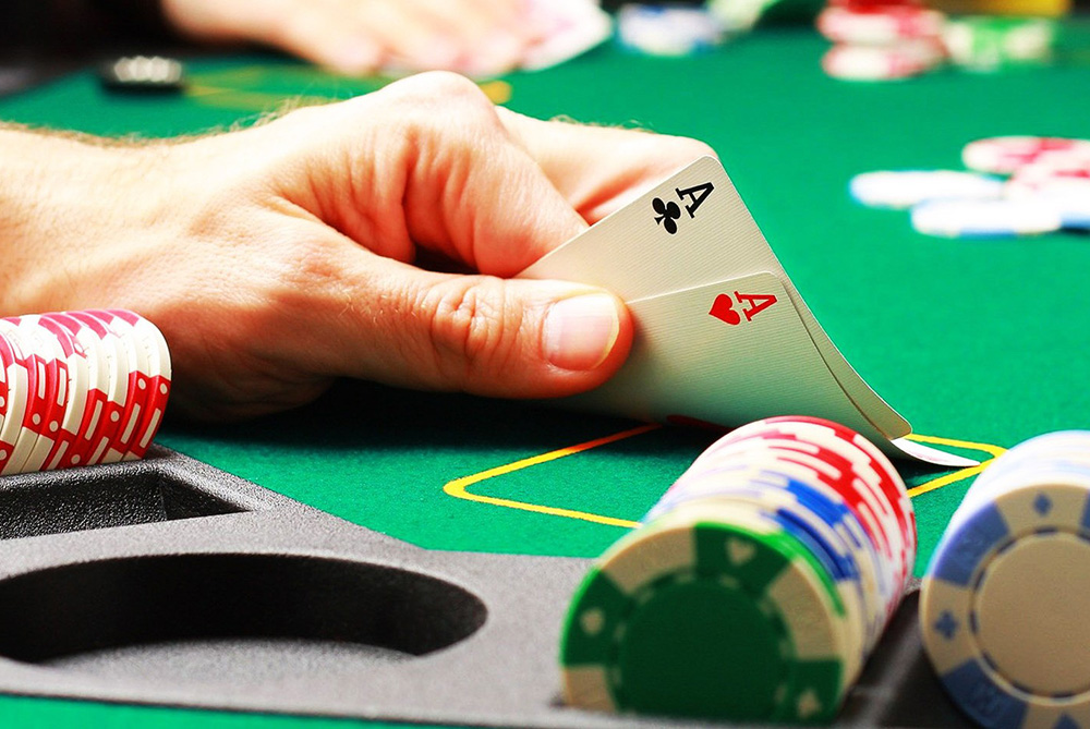 Revolutionize Your poker online With These Easy-peasy Tips
