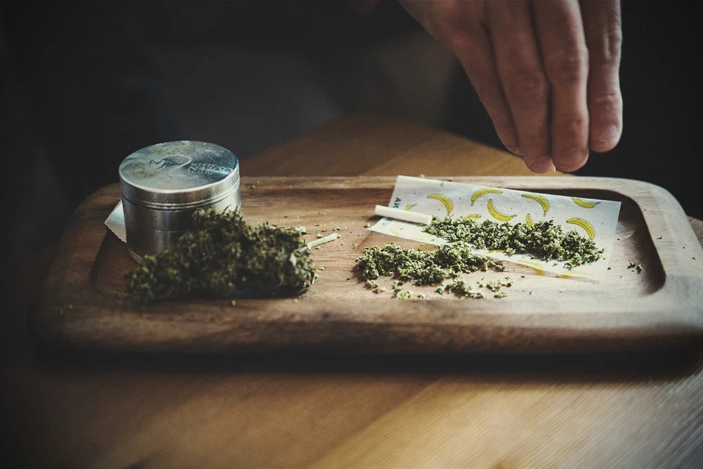 The Benefits of Using a Personalized Rolling Tray for Your Smoking Experience